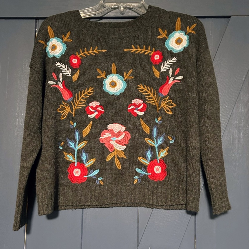 Ultra Flirt Dark Gray Embroidered Floral Crew Neck Sweater Size Small